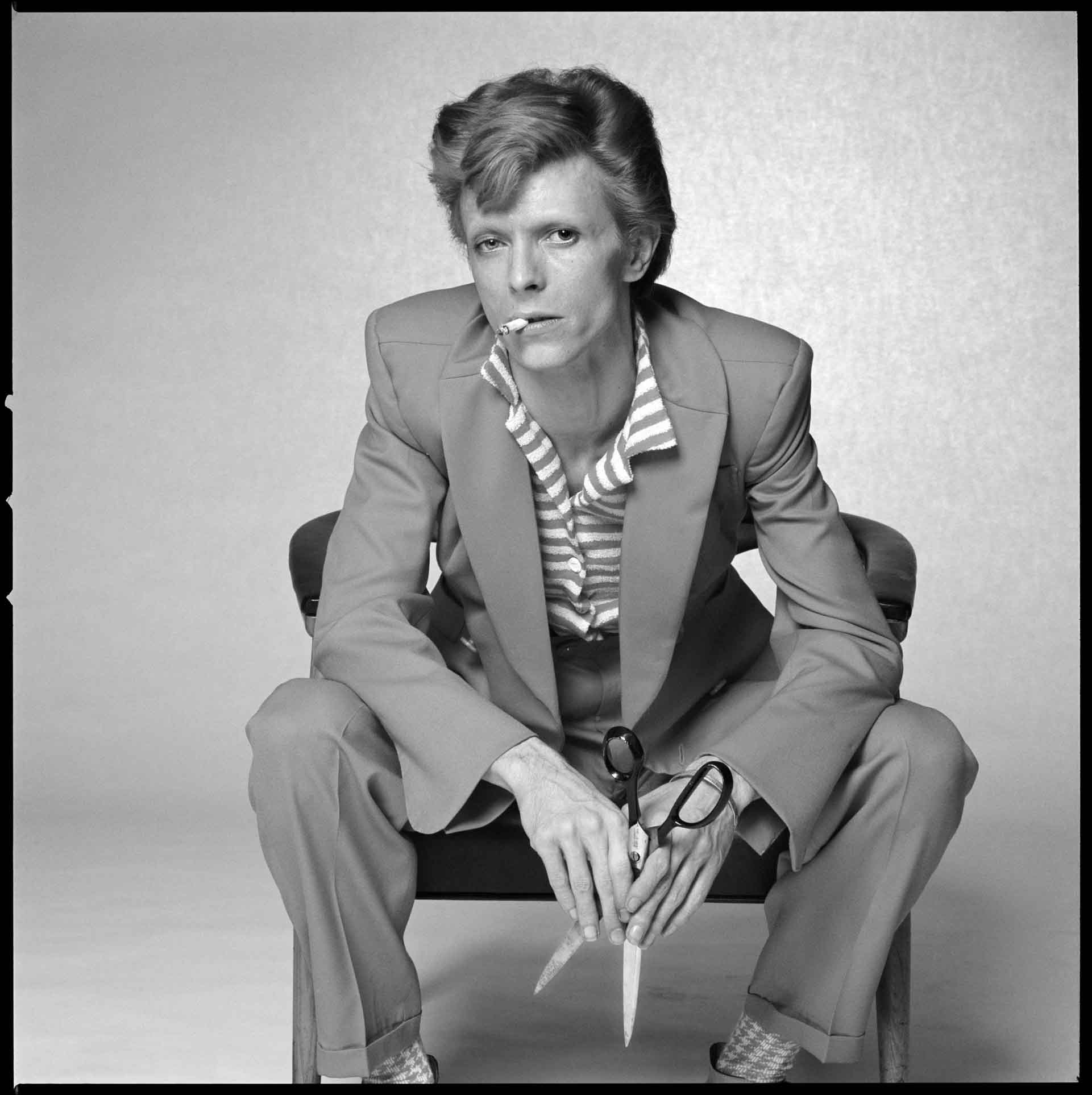 Bowie Scissors BW © Terry O'Neill