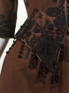 ENSEMBLE DU SOIR EN VELOURS MARRON ET BRODERIES NOIRES