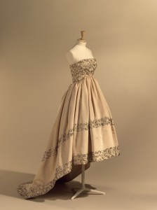 ROBE DU SOIR EN FAILLE BEIGE, BRODERIES EN FILS D'ARGENT ET PERLES, AUTOMNE 1958