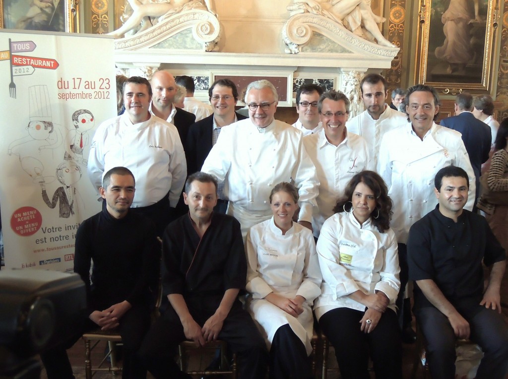 Alain Ducasse et des chefs participant à l'opération Tous au Restaurant