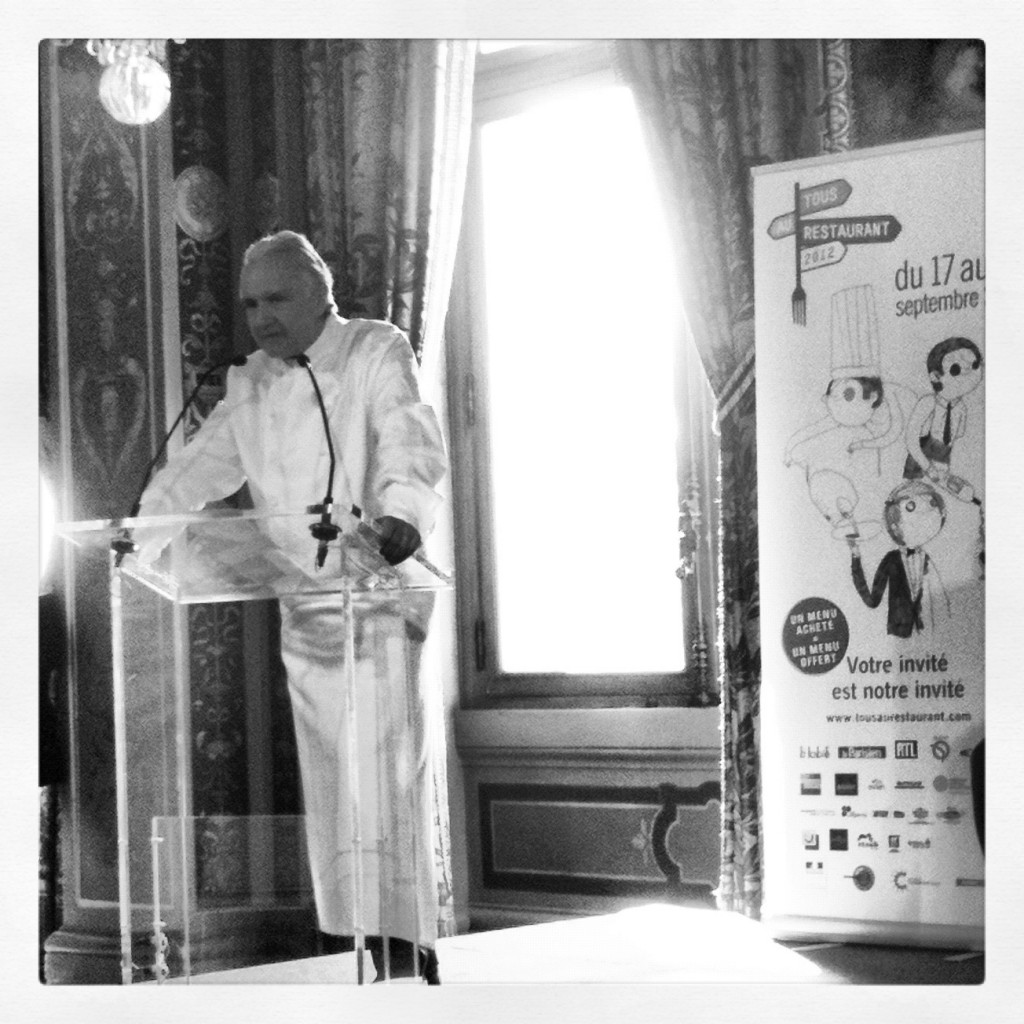 le Chef Alain Ducasse présentant l'opération à la Mairie de Paris, partenaire