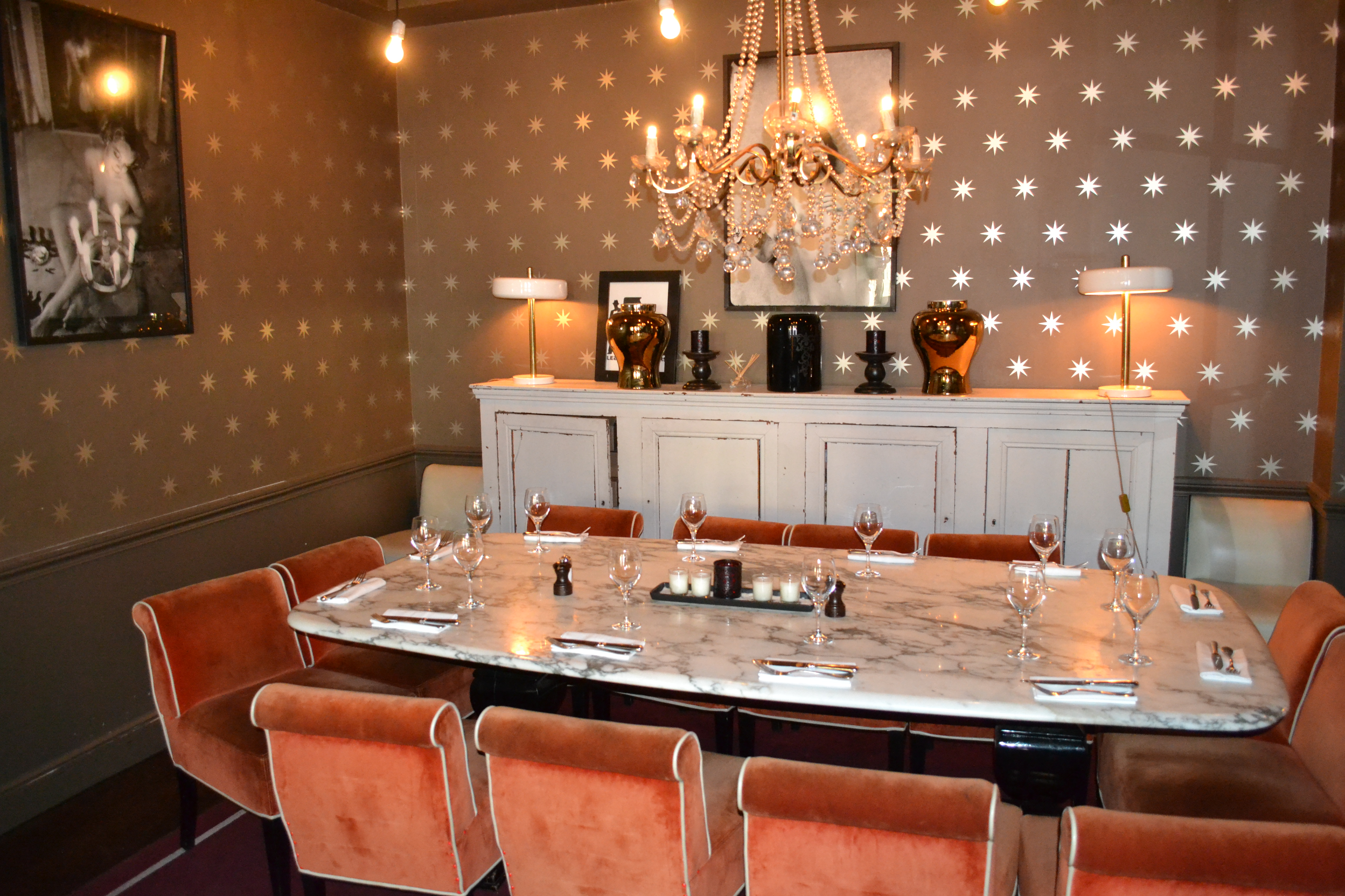 Une des salles de l'étage. Une déco très classieuse