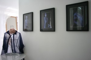 lexposition-lart-ken-okada-paris-chemise-chic-moderne-Abdelghani-Hssinou-2-1024x682