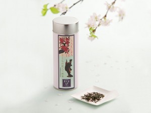 « Sakura est le nom donné par les Japonais aux cerisiers et particulièrement à leurs fleurs. Pour nous européens il s’agit des cerisiers « Prunus Serrulata », cette variété est très spéciale puisqu’elle ne produit pas de cerises. Les cerisiers Sakura font partie intégrante de la société et la culture japonaise, sa fleur est le symbole de la beauté éphémère. » 50g, 17€