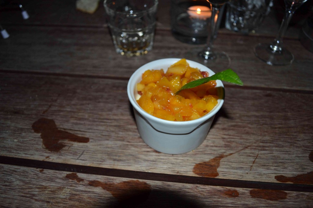 la crème brulée à la pistache surmontée de fruits