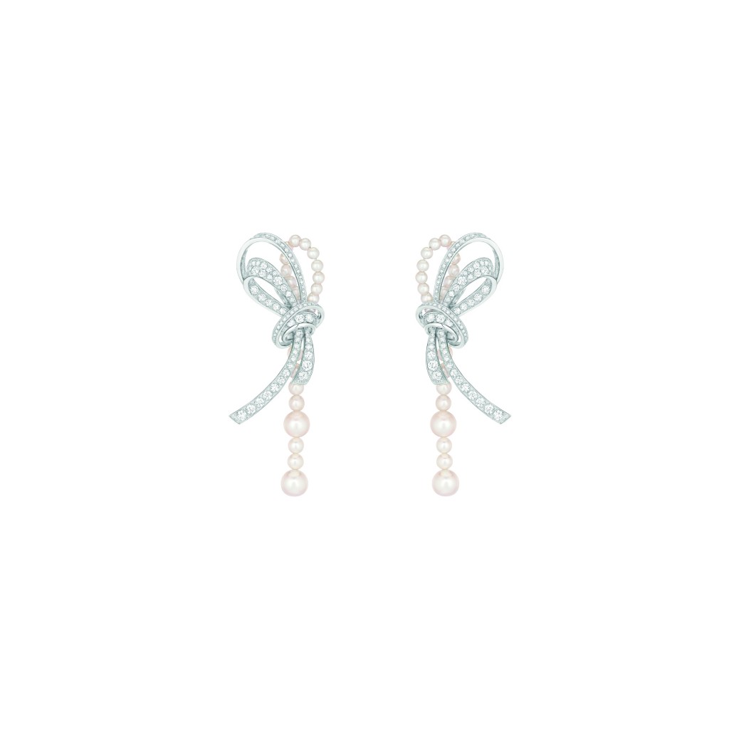  Boucles d'oreilles « Perles de Couture » en or blanc 18 carats serti de 210 diamants taille brillant pour un poids total de 4,6 carats et 44 perles de culture du Japon.  