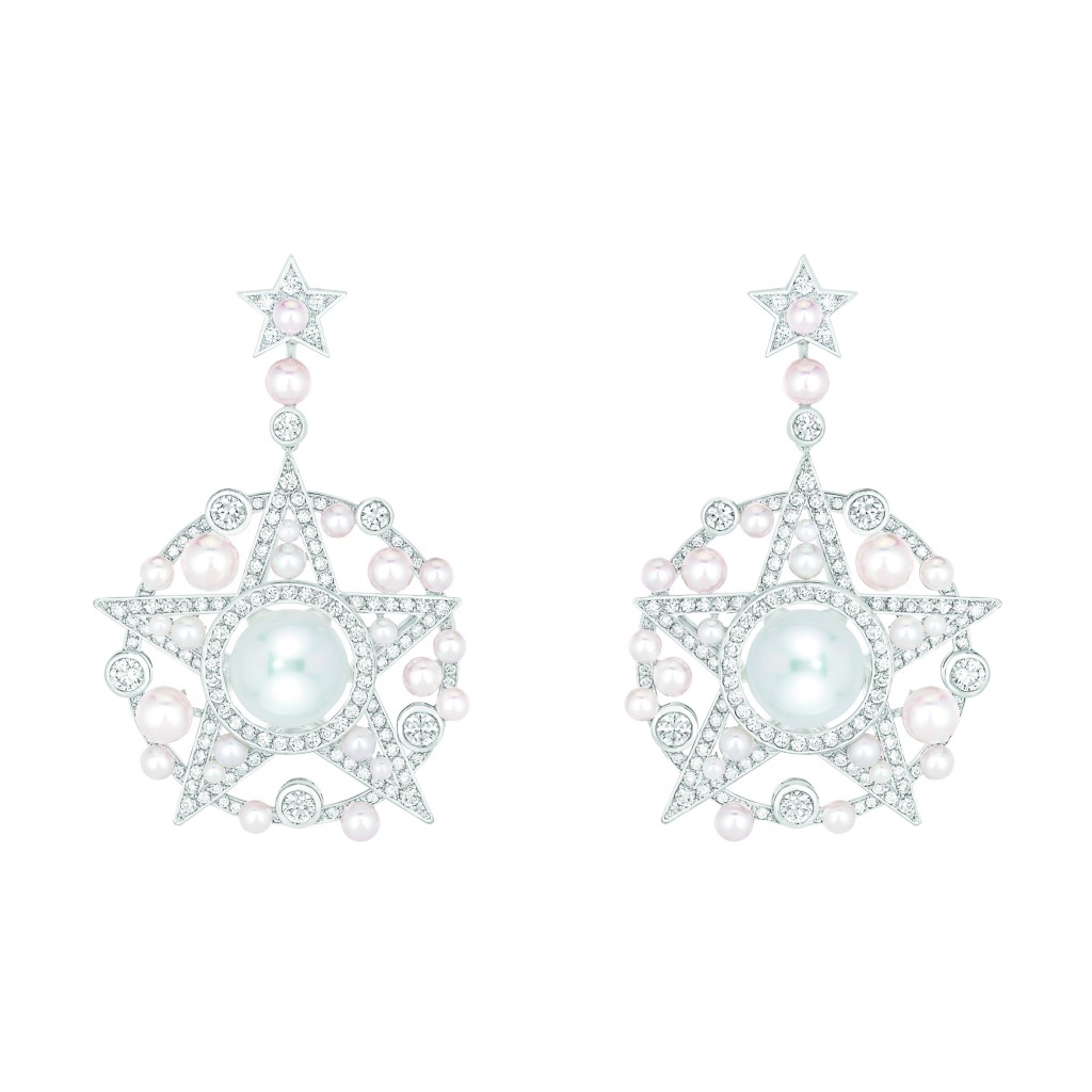Boucles d'oreille «Comète Perlée» en or blanc 18 carats serti de 260 diamants taille brillant pour un poids total de 3,3 carats, 2 perles de culture des Mers du Sud de 10 mm de diamètre chacune et 46 perles de culture du Japon.  