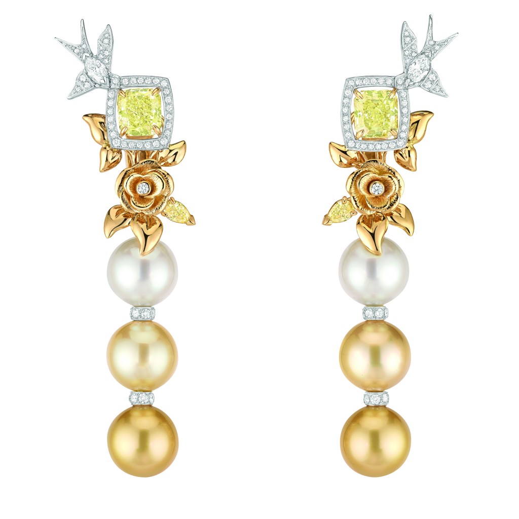 Boucles d’oreilles « Envolée Solaire » en or blanc et jaune 18 carats sertis de 2 diamants jaunes taille radiant de 3 carats chacun, 2 diamants blancs taille marquise, 2 diamants jaunes taille poire, 104 diamants taille brillant pour un poids total de 1,2 carat et 6 perles de culture des Mers du Sud de 12,6 à 12,8 mm de diamètre.