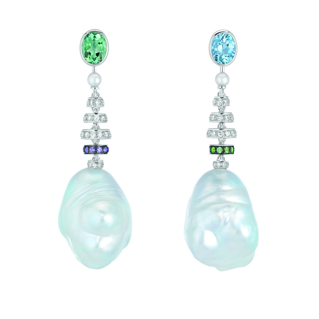 Boucles d'oreilles « Perles Baroques » en or blanc 18 carats serti de 74 diamants taille brillant pour un poids total de 1,3 carat, 1 tourmaline verte taille ovale de 1,8 carat, 1 aiguemarine taille ovale de 1,5 carat, 10 saphirs violets taille brillant, 10 tsavorites taille brillant, 2 perles de culture baroques d'Australie et 2 perles de culture du Japon.