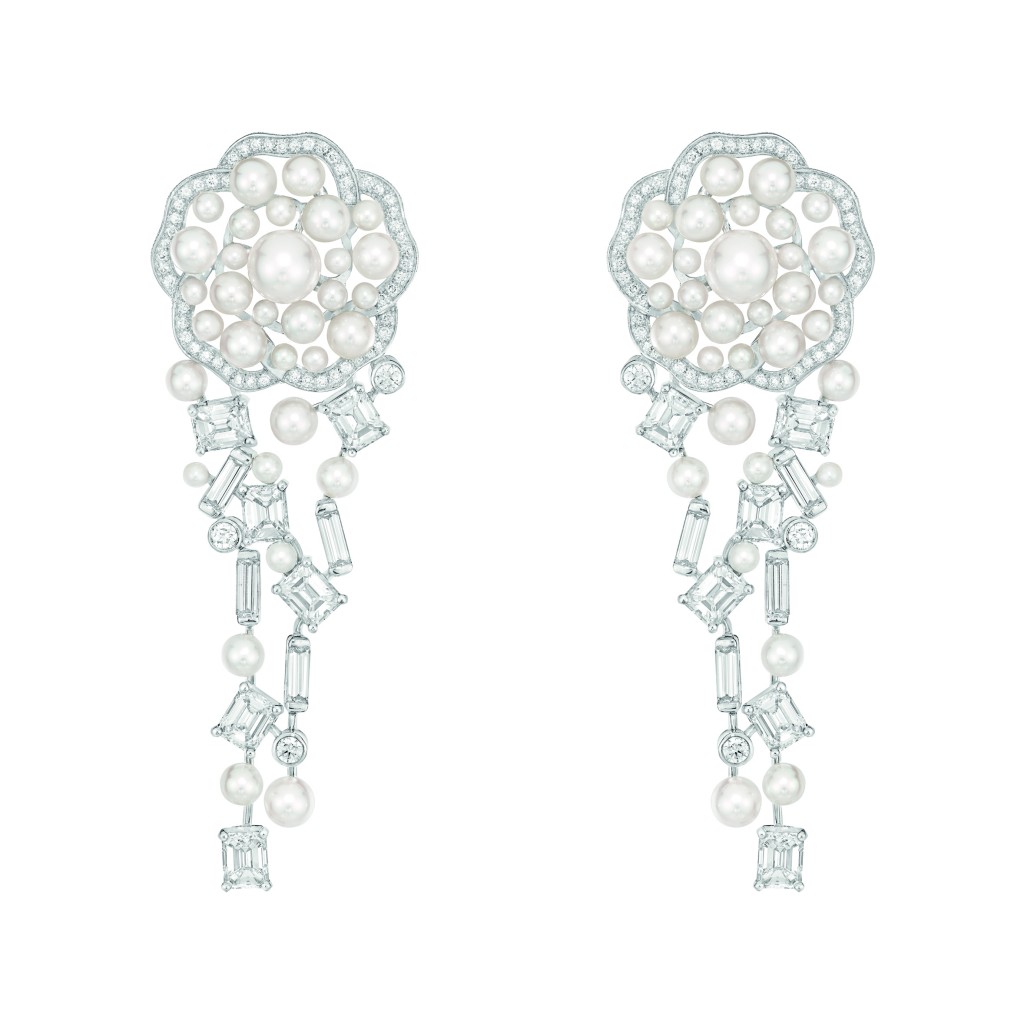 Boucles d'oreilles « Pluie de Camélia » en or blanc 18 carats serti de 20 diamants taille émeraude pour un poids total de 6,5 carats, 312 diamants taille brillant pour un poids total de 1,3 carat et 64 perles de culture du Japon.