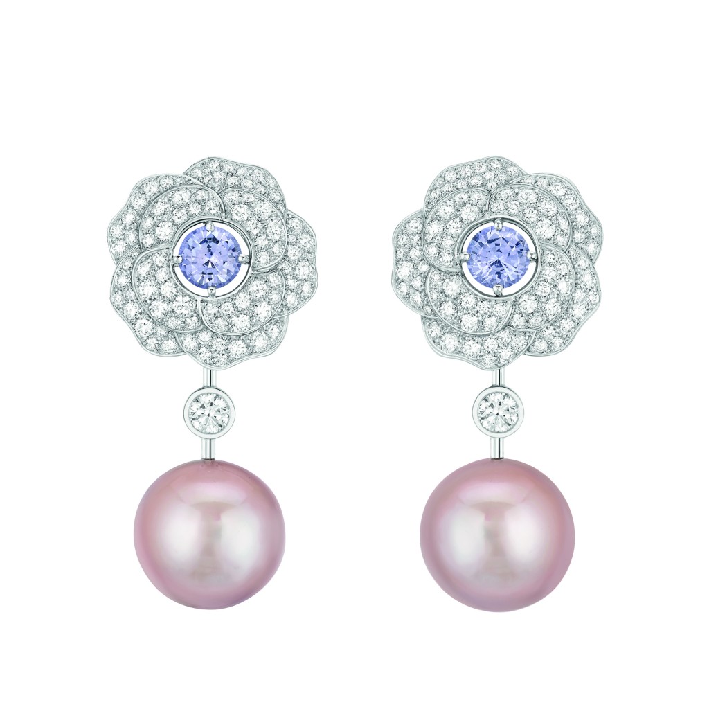 Boucles d'oreilles « Printemps de Camélia » en or blanc 18 carats serti de 176 diamants taille brillant pour un poids total de 1,6 carat, 2 saphirs violets taille brillant pour un poids total de 1,2 carat et 2 perles de culture d'eau douce de 12 mm de diamètre. 