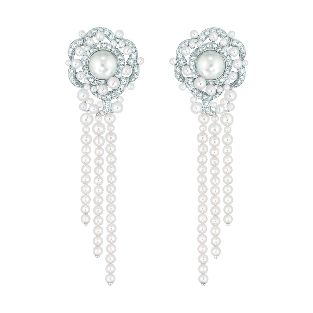 Boucles d'oreilles « Rosée de Camélia » en or blanc 18 carats serti de 126 diamants taille brillant pour un poids total de 3,7 carats, 2 perles de culture des Mers du Sud de 11,3 mm de diamètre et 140 perles de culture du Japon de 2,4 à 5,2 mm de diamètre. 