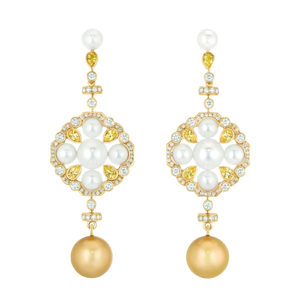 Boucles d'oreilles « San Marco » en or jaune 18 carats serti de 126 diamants taille brillant pour un poids total de 2 carats, 10 saphirs jaunes taille poire pour un poids total de 1,9 carat, 2 perles de culture des Mers du Sud de 12,4 mm de diamètre et 12 perles de culture du Japon.