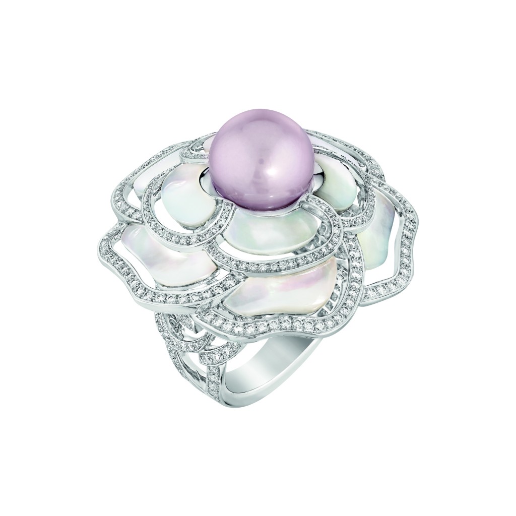 Bague « Camélia Nacré » en or blanc 18 carats serti de 262 diamants taille brillant pour un poids total de 1 carat, 1 perle de culture d'eau douce de 10,5 mm de diamètre et nacre sculptée. 