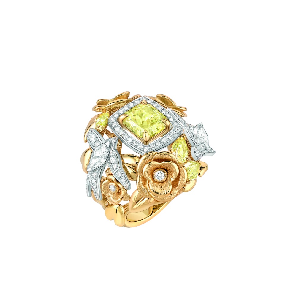 Bague  Envolée Solaire  en or blanc et jaune 18 carats sertis d’un diamant jaune taille radiant de 2 carats, 2 diamants blancs taille marquise, 68 diamants blancs taille brillant et 3 diamants jaunes taille poire.  