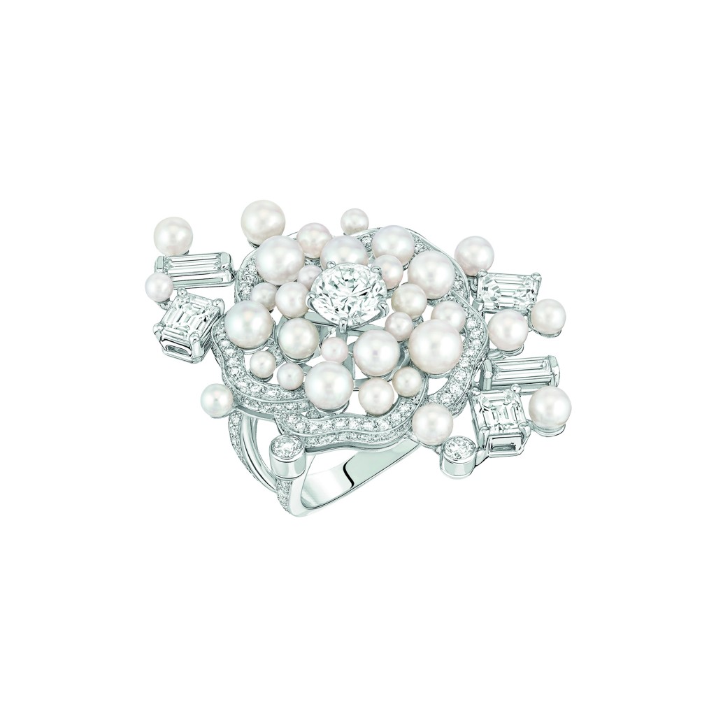 Bague « Pluie de Camélia » en or blanc 18 carats serti de 210 diamants taille brillant pour un poids total de 1,9 carat, 5 diamants taille émeraude pour un poids total de 1,8 carat et 32 perles de culture du Japon.