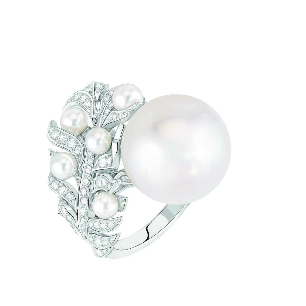 Bague « Plume Perlée de CHANEL » en or blanc 18 carats serti de 89 diamants taille brillant, 1 perle de culture des Mers du Sud de 14 mm de diamètre et 5 perles de culture du Japon. 
