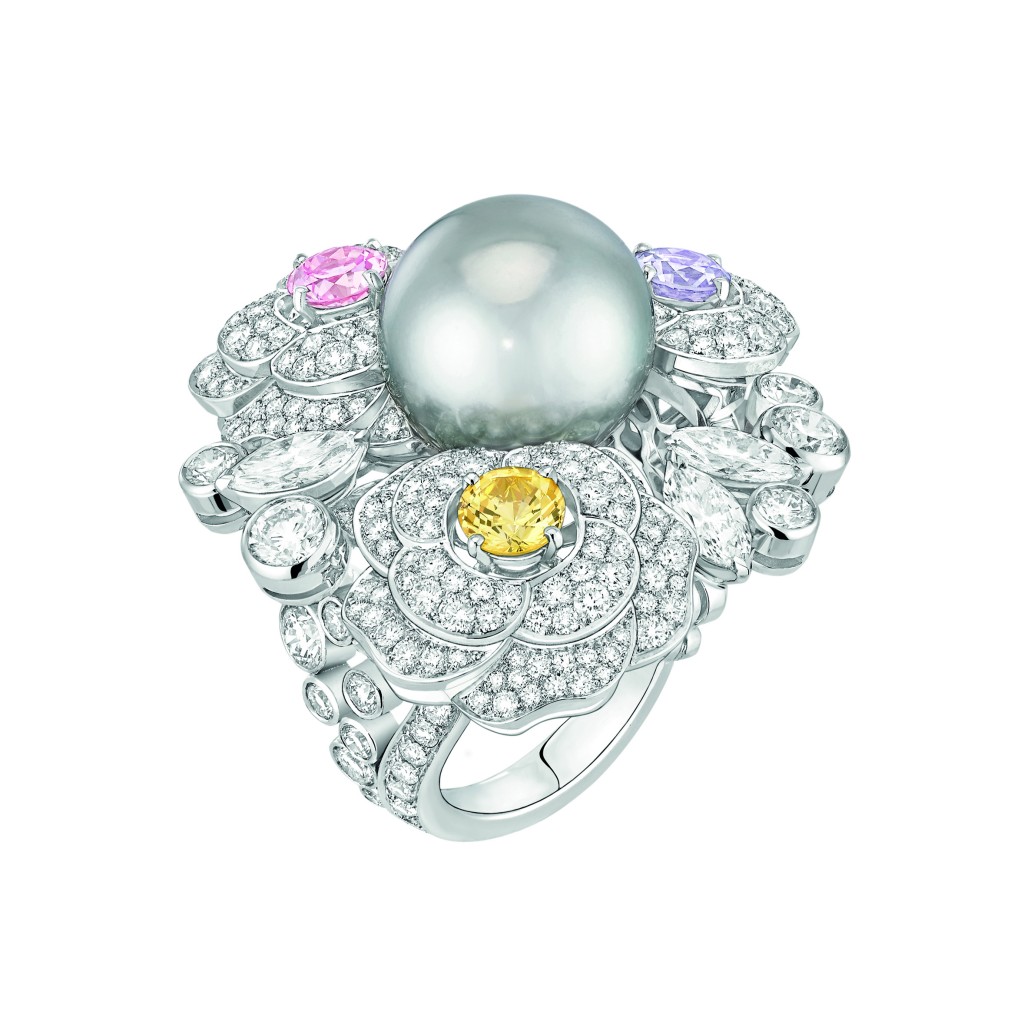 Bague « Printemps de Camélia » en or blanc 18 carats serti de 252 diamants taille brillant pour un poids total de 4,3 carats, 4 diamants taille marquise pour un poids total de 1,2 carat, 3 saphirs multicolores taille brillant pour un poids total de 1,7 carat et 1 perle de culture de Tahiti de 13,2 mm de diamètre. 