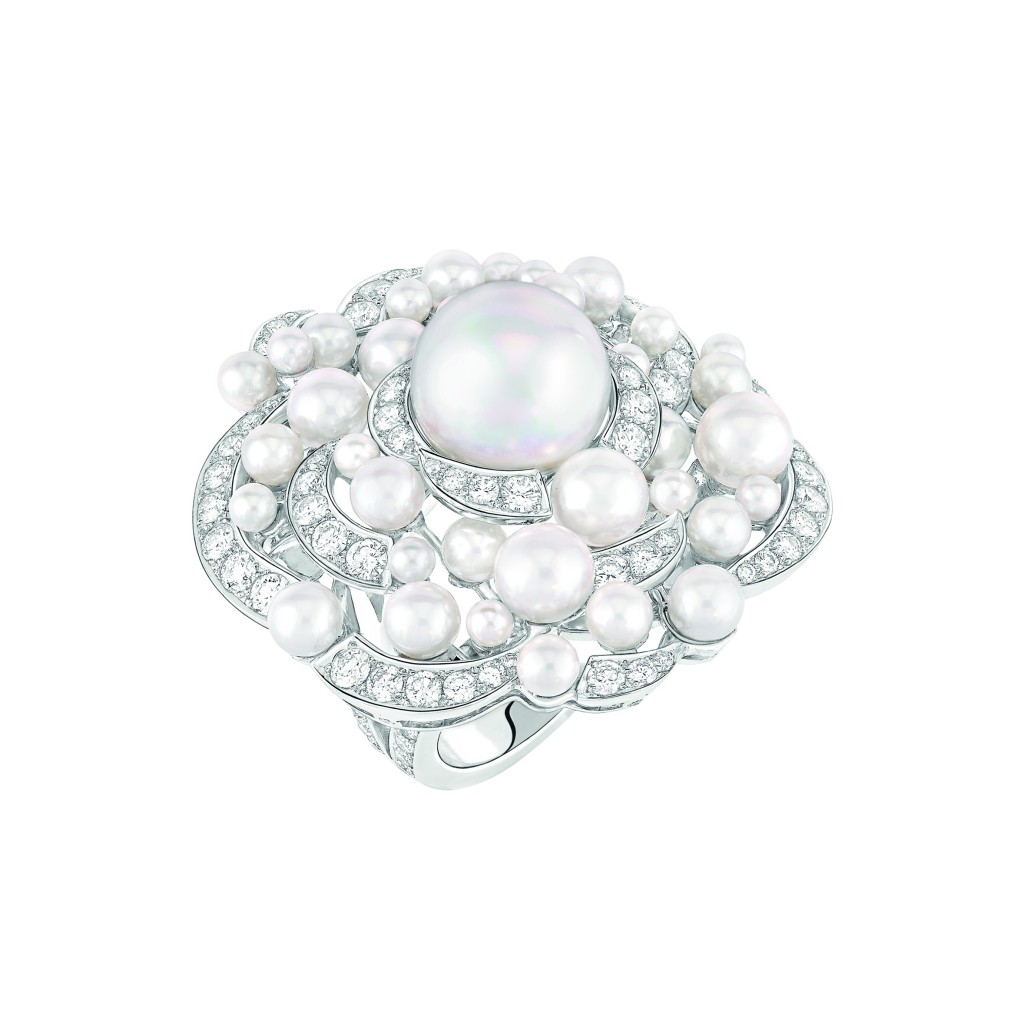 Bague « Rosée de Camélia » en or blanc 18 carats serti de 114 diamants taille brillant pour un poids total de 2,9 carats, 1 perle de culture des Mers du Sud de 11,5 mm de diamètre et 36 perles de culture du Japon.