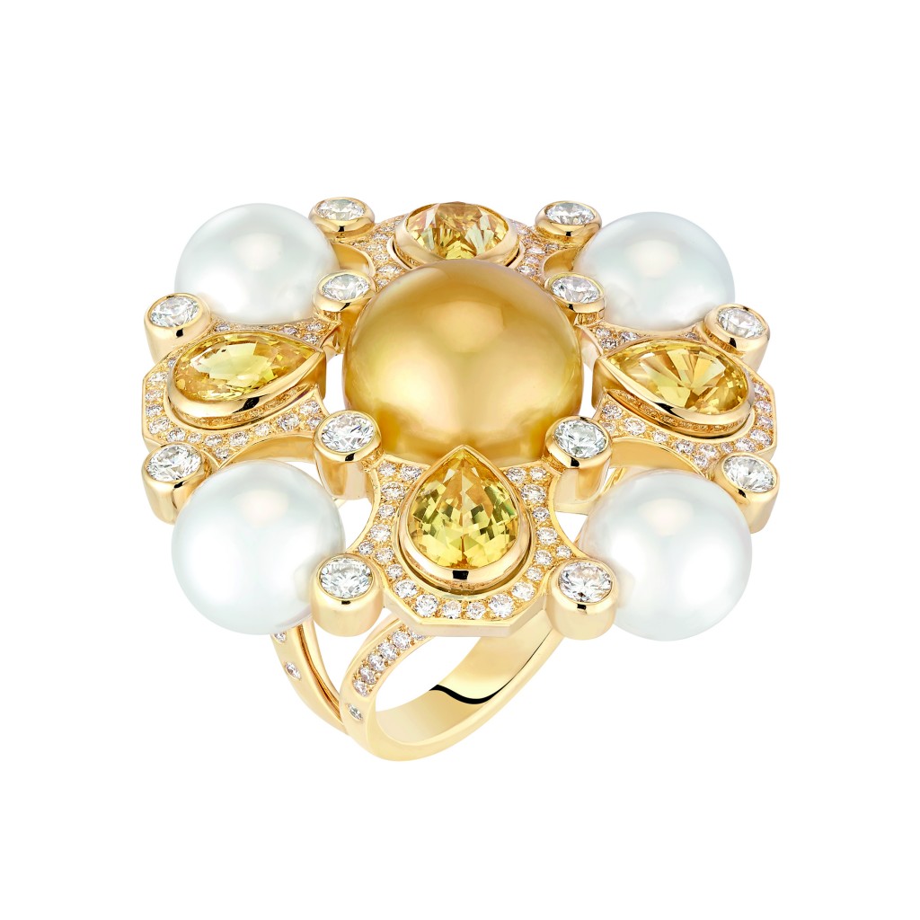 Bague « San Marco » grand modèle en or jaune 18 carats serti de 140 diamants taille brillant pour un poids total de 2 carats, 4 saphirs jaunes taille poire pour un poids total de 6,7 carats et 5 perles de culture des Mers du Sud dont une centrale de 13,5 mm de diamètre.