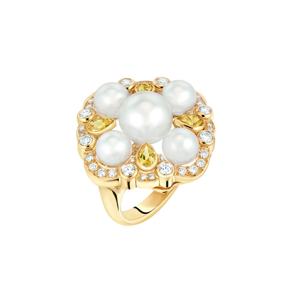 Bague « San Marco » petit modèle en or jaune 18 carats serti de 40 diamants taille brillant, 4 saphirs jaunes taille poire et 5 perles de culture du Japon dont une centrale de 9,2 mm de diamètre.