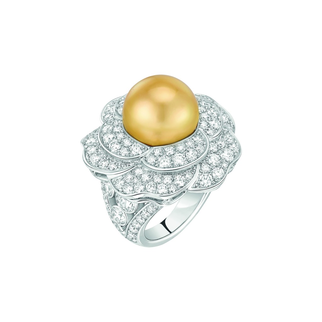 Bague « Printemps de Camélia » en or blanc 18 carats serti de 134 diamants taille brillant pour un poids total de 4,5 carats et 1 perle de culture des Mers du Sud de 13 mm de diamètre. 