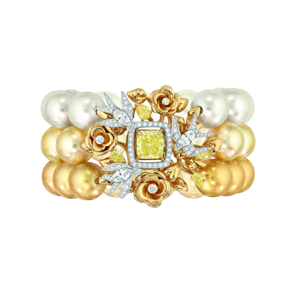 Bracelet « Envolée Solaire » en or blanc et jaune 18 carats sertis d'un diamant jaune taille radiant de 3 carats, 127 diamants blancs taille brillant pour un poids total de 1,6 carat, 3 diamantsblancs  taille marquise pour un poids total de 1 carat, 4 diamants jaunes taille poire pour un poids total de 1 carat et 41 perles de culture des Mers du Sud de 12 à 13 mm de diamètre.