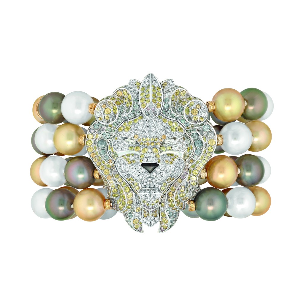 Bracelet « Lion Baroque » en or blanc et jaune 18 carats sertis de 219 diamants taille brillant pour un poids total de 4,2 carats, 2 diamants taille poire, 563 saphirs multicolores taille brillant pour un poids total de 12,8 carats, 62 perles de culture de Tahiti et des Mers du Sud de 10 à 11,4 mm de diamètre et nacre grise.