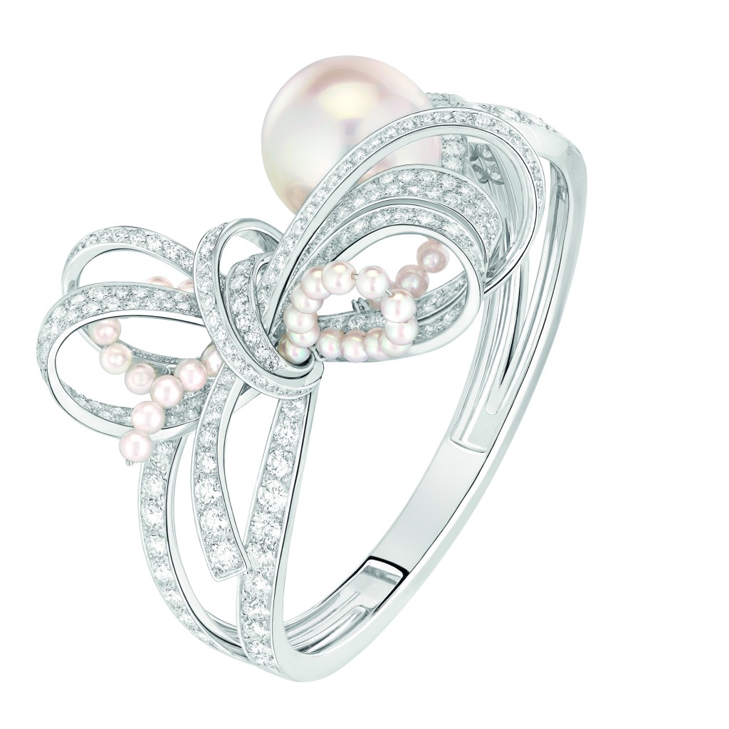 Bracelet « Perles de Couture » en or blanc 18 carats serti de 259 diamants taille brillant pour un poids total de 8,6 carats, 1 perle de culture des Mers du Sud de 17,6 mm de diamètre et 36 perles de culture du Japon.