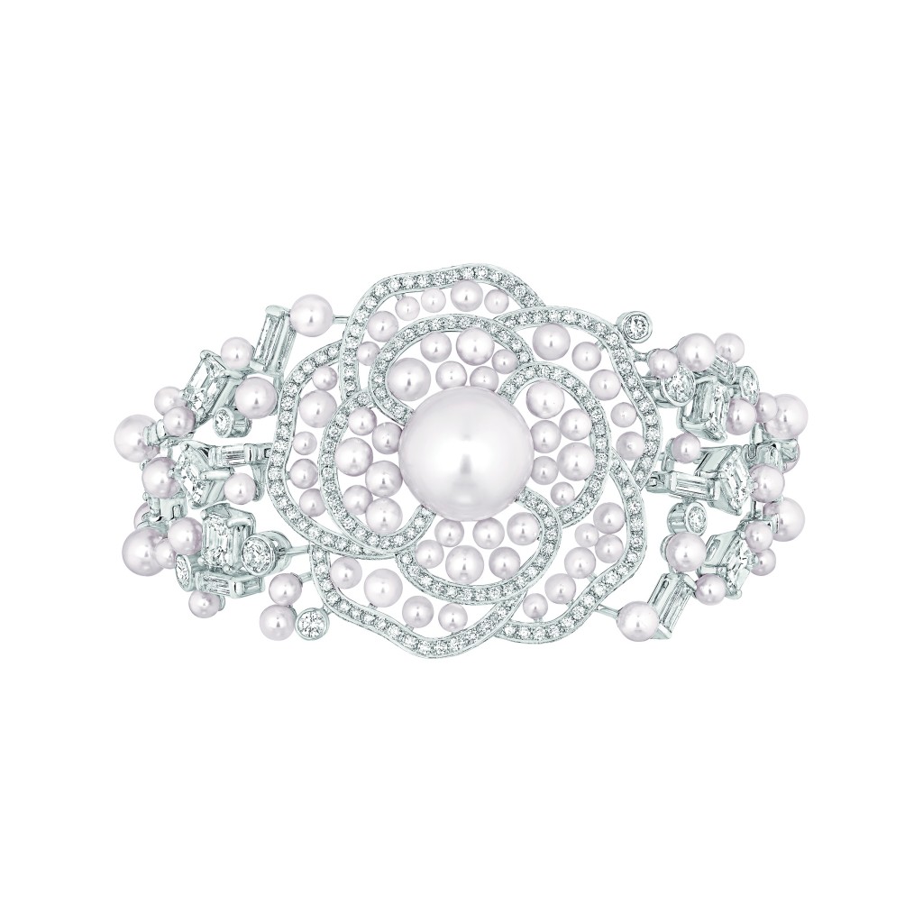 Bracelet « Pluie de Camélia  » en or blanc 18 carats serti de 28 diamants taille éméraude pour un poids total de 6,9 carats, 563 diamants taille brillant pour un poids total de 3,6 carats, 1 perle de culture des Mers du Sud de 12,5 mm de diamètre et 104 perles de culture du Japon de 2 à 7,7 mm de diamètre.