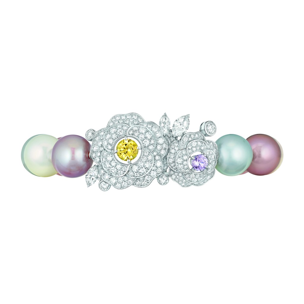 Bracelet « Printemps de Camélia » en or blanc 18 carats serti de 352 diamants taille brillant pour un poids total de 4,6 carats, 3 diamants taille marquise pour un poids total de 1,3 carat, 1 saphir jaune taille brillant de 1,3 carat, 1 saphir violet taille brillant et 10 perles de culture de Tahiti, des Mers du Sud et d'eau douce de 12,4 à 14 mm de diamètre.