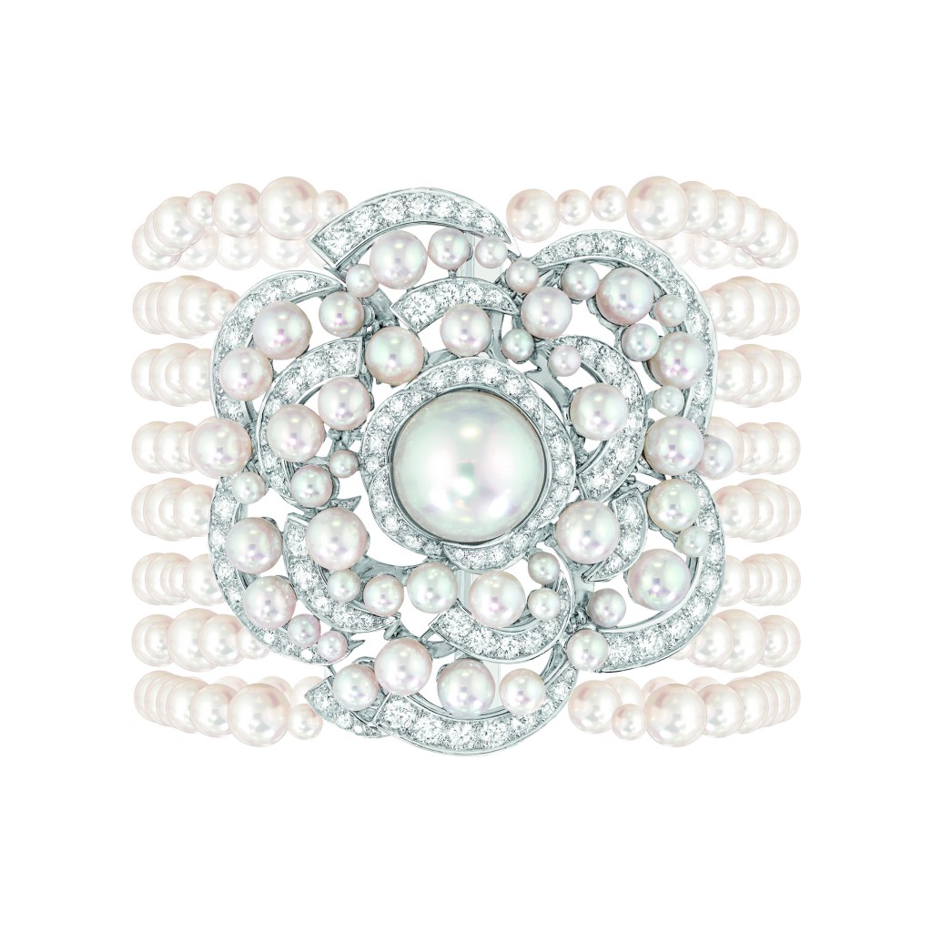 Bracelet « Rosée de Camélia » en or blanc 18 carats serti de 140 diamants taille brillant pour un poids total de 5,2 carats, 1 perle de culture des Mers du Sud de 12,5 mm de diamètre et 317 perles de culture du Japon de 2,4 à 5,5 mm de diamètre.