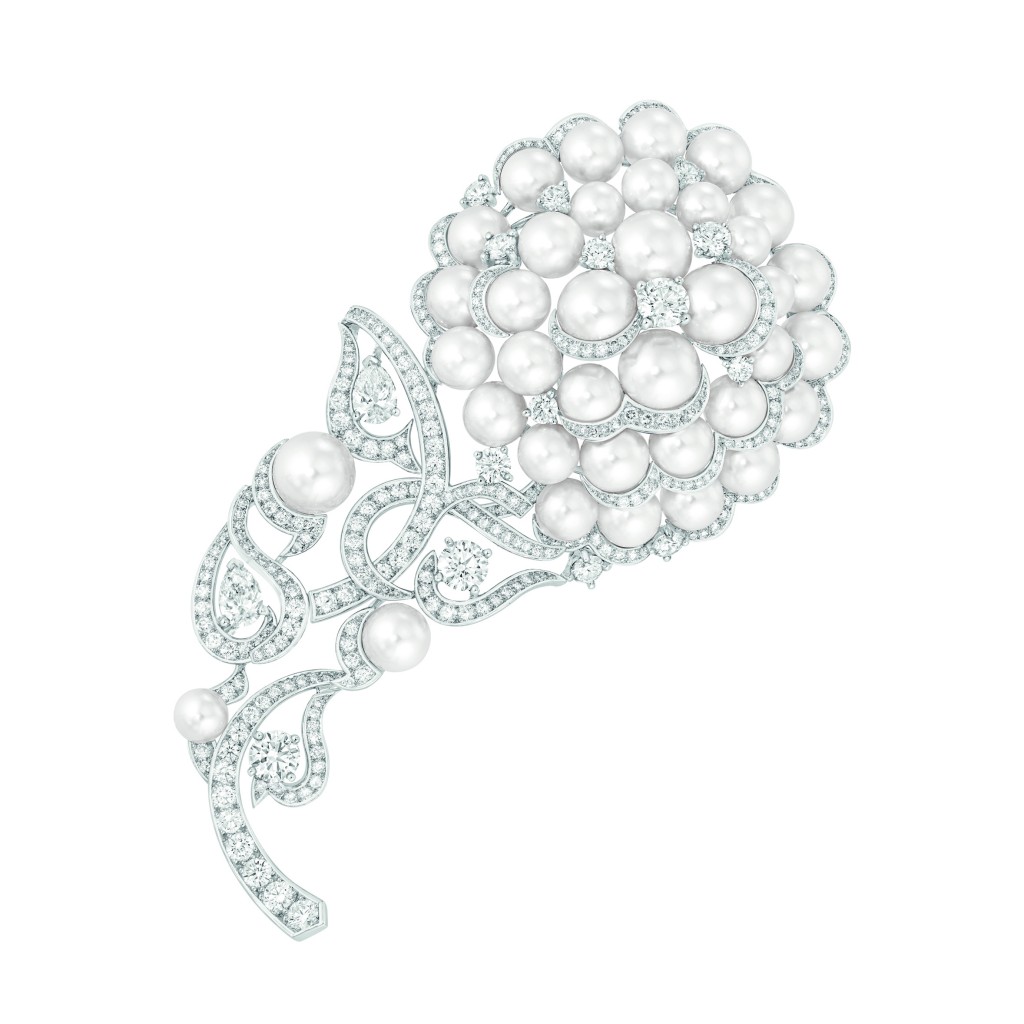 Broche « Camélia Perlé » en or blanc 18 carats serti de 345 diamants taillle brillant pour un poids total de 9,9 carats, 2 diamants taille poire pour un poids total de 1,4 carat et 37 perles de culture du Japon de 6 à 9,5 mm  de diamètre.