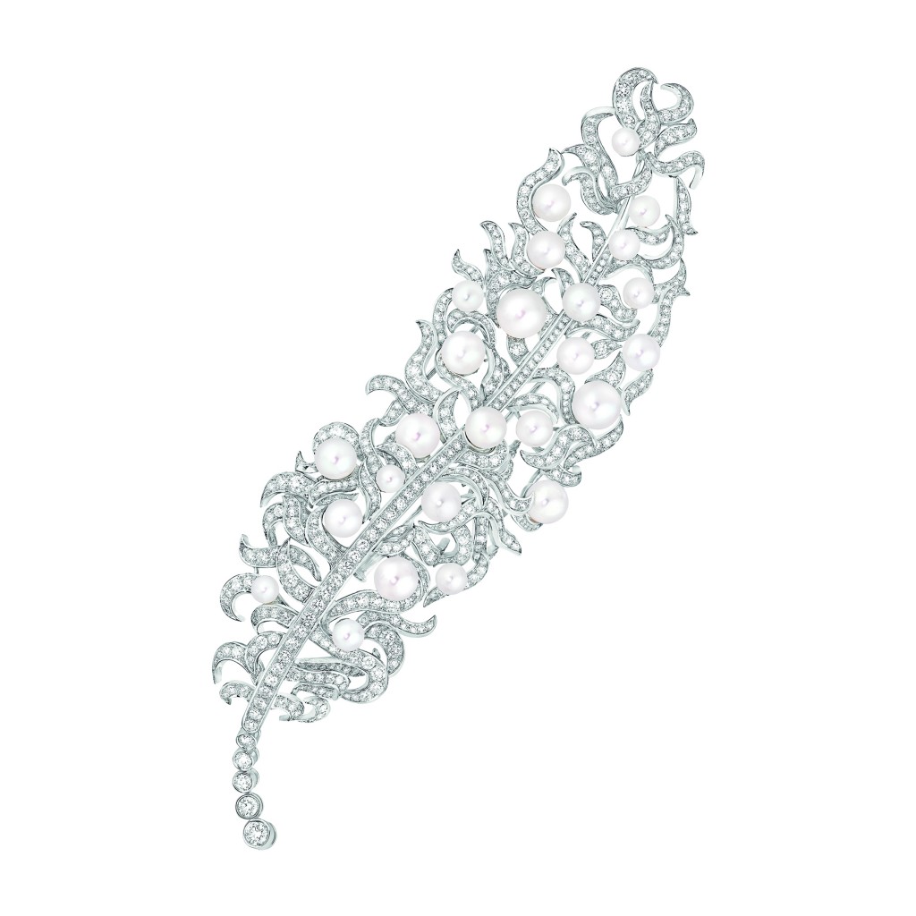 Broche « Plume Perlée de CHANEL» en or blanc 18 carats serti de 602 diamants taille brillant pour un poids total de 10,2 carats et 25 perles de culture du Japon de 4,4 à 7,9 mm de diamètre.