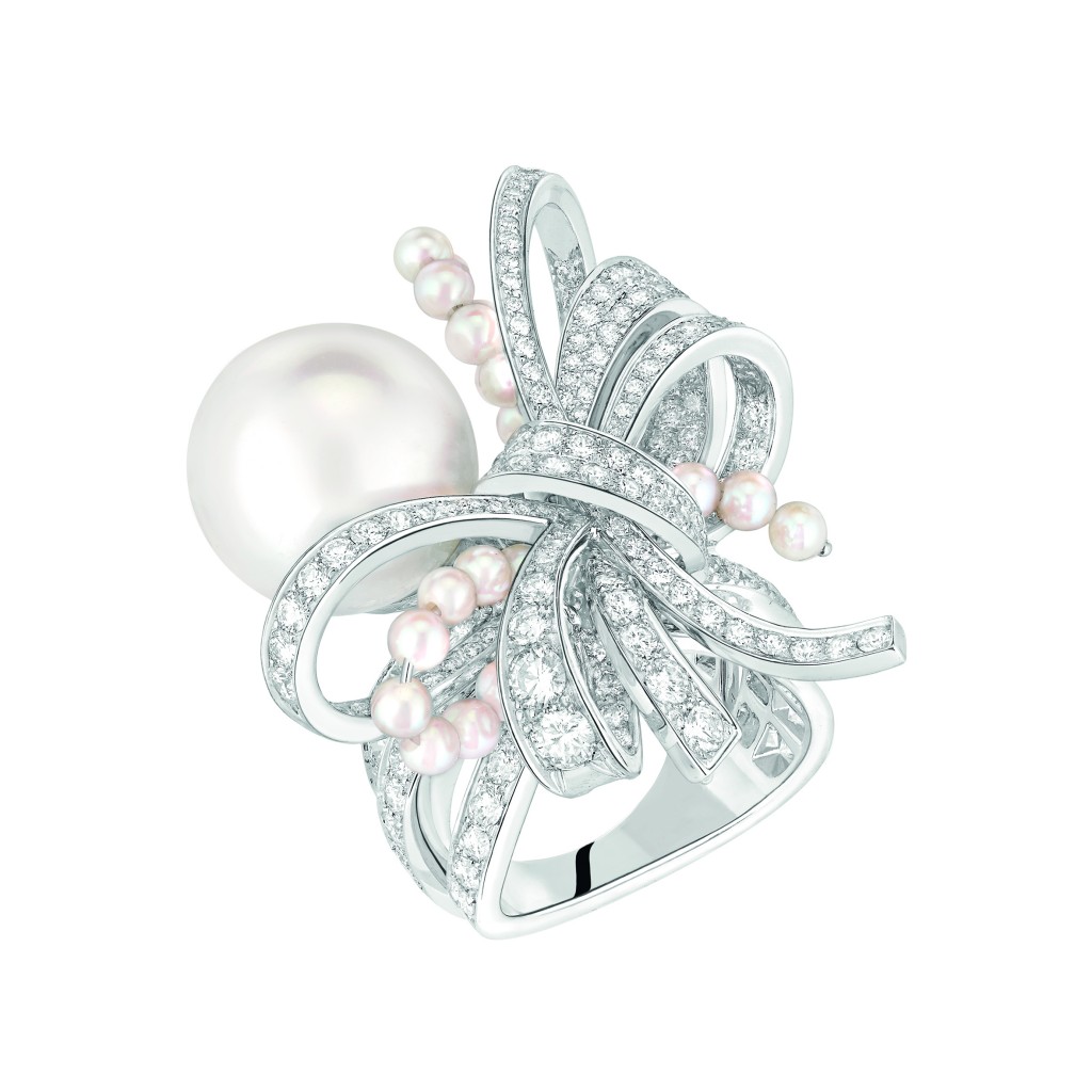 Bague « Perles de Couture» en or blanc 18 carats serti de 205 diamants taille brillant pour un poids total de 3,2 carats, 1 perle de culture des Mers du Sud de 13,7 mm de diamètre et 24 perles de culture du Japon.