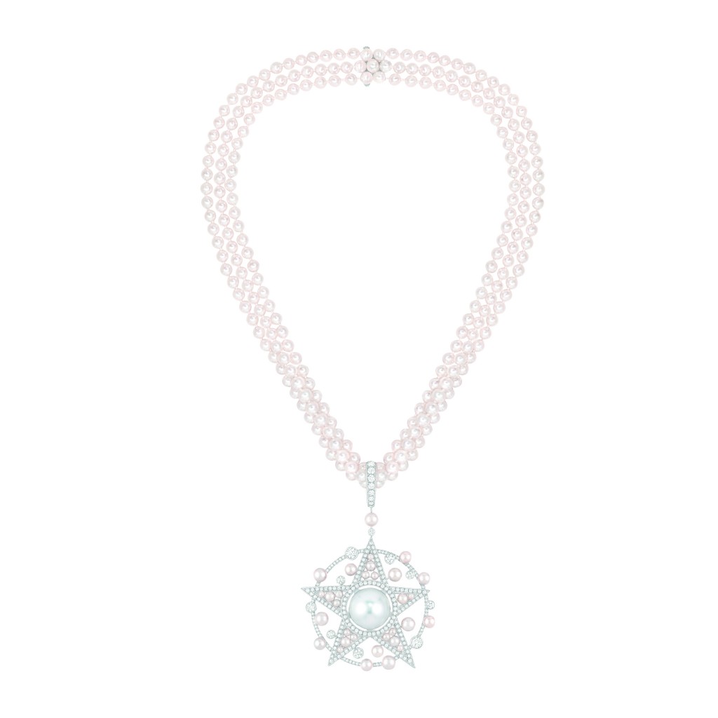  Collier «Comète Perlée» en or blanc 18 carats serti de 202 diamants taille brillant pour un poids total de 4 carats, 1 perle de culture des Mers du Sud de 15,3 mm de diamètre et 273 perles de culture du Japon.   