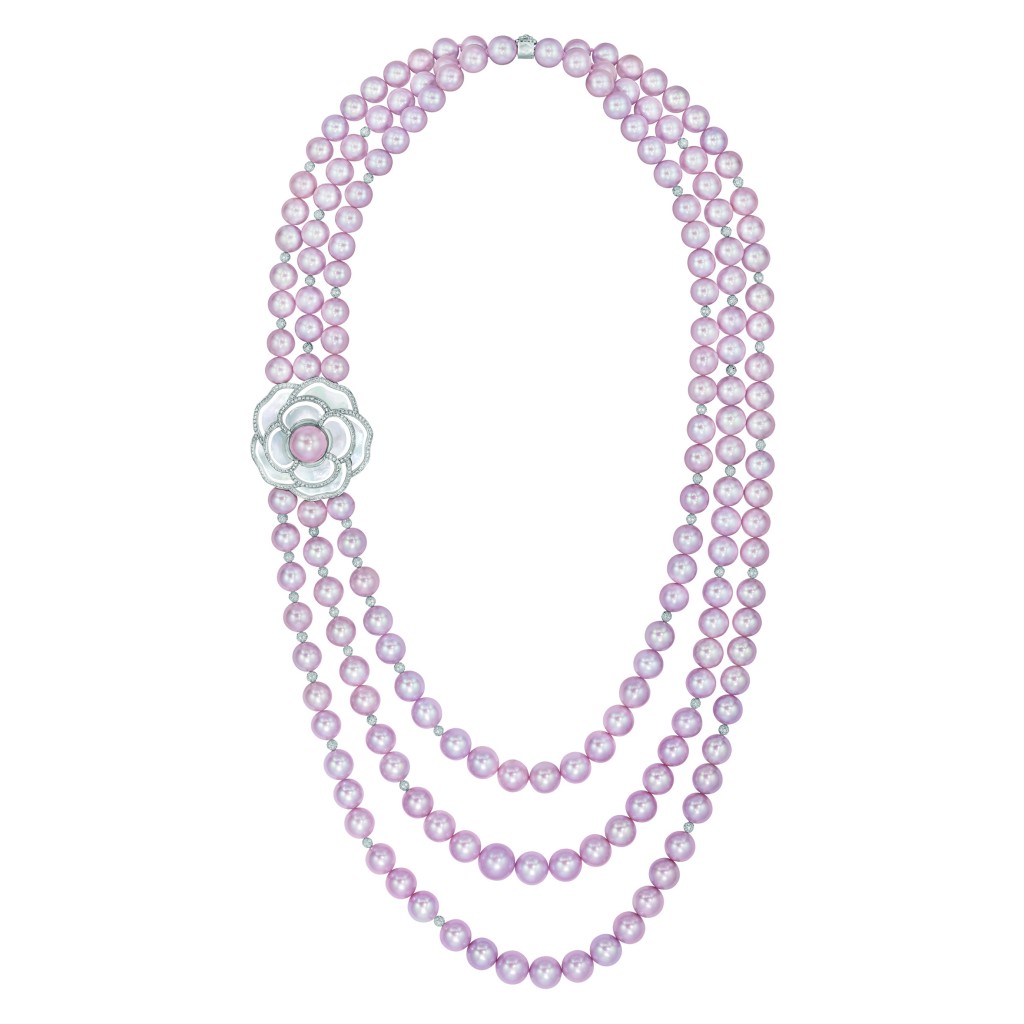 Collier « Camélia Nacré » en or blanc 18 carats serti de 1375 diamants taille brillant pour un poids total de 8,5 carats, 176 perles de culture d'eau douce de 10 à 13,6 mm de diamètre et nacre blanche sculptée.