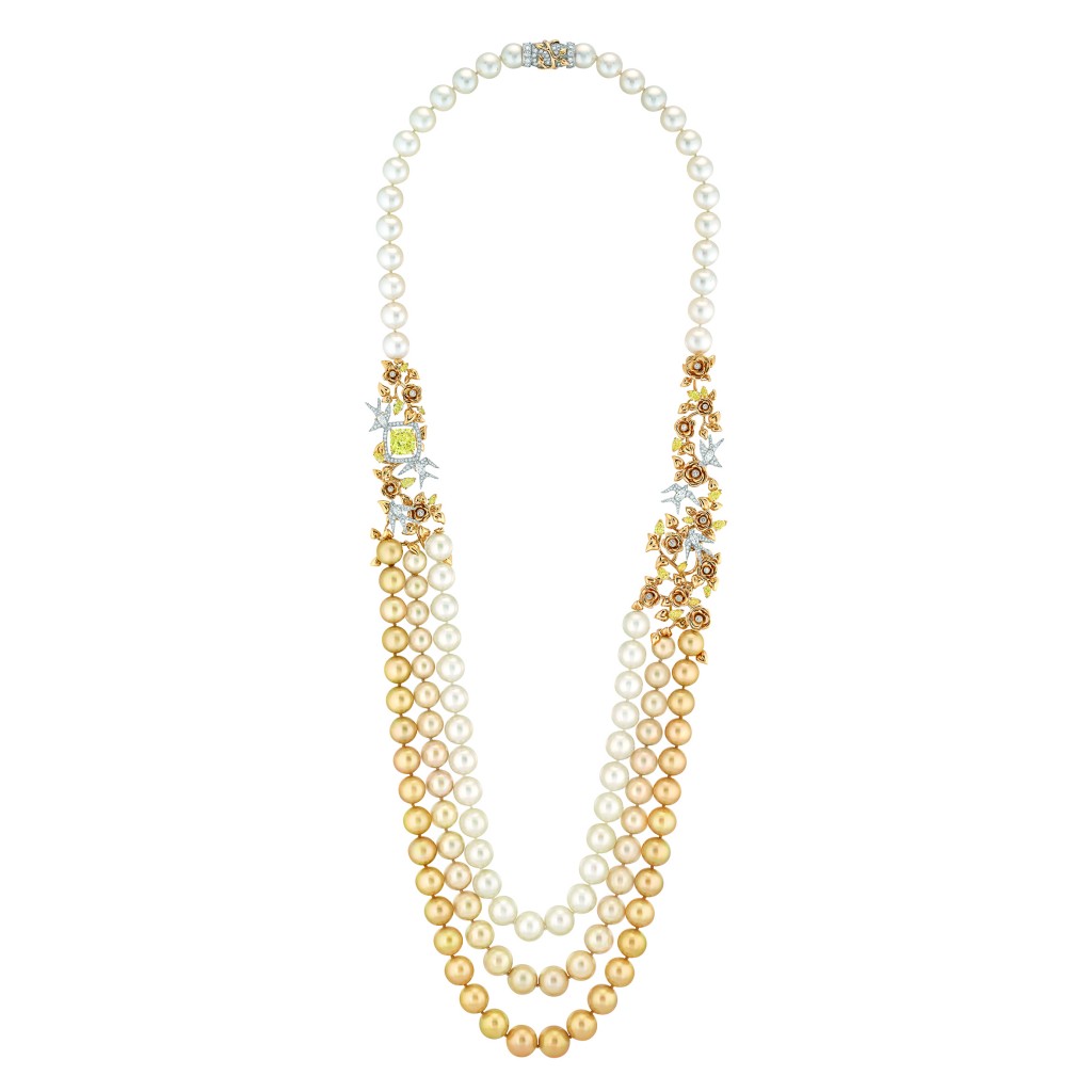 Collier « Envolée Solaire » en or blanc et jaune 18 carats sertis d'un diamant jaune taille radiant de 6,2 carats,  de 18 diamants jaunes taille poire pour un poids total de 6,5 carats, 279 diamants taille brillant pour un poids total de 5,4 carats, 6 diamants taille marquise pour un poids total de 1,6 carat et 113 perles de culture des Mers du Sud de 10,5 à 14,8 mm de diamètre.