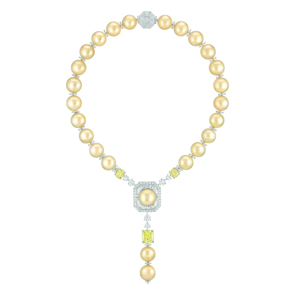 Collier « Perles Royales » en or blanc 18 carats et platine sertis de 3 diamants jaunes taille coussin de 3,6 et 3,4 et 10 carats, 1025 diamants taille brillant  pour un poids total de 11,2 carats, 24 diamants taille baguette pour un poids total de 4,8 carats et 25 perles de culture des Mers du Sud de 14 à 16,2 mm de diamètre.