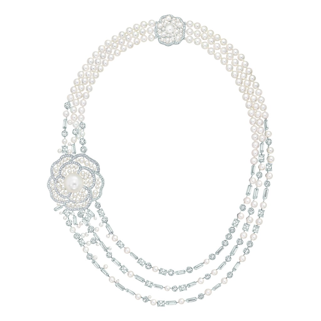 Collier « Pluie de Camélia » en or blanc 18 carats serti de 49 diamants taille émeraude pour un poids total de 14,8 carats, 592 diamants taille brillant pour un poids total de 11,9 carats, 2 diamants taille baguette, 1 perle de culture des Mers du Sud de 14,5 mm de diamètre et 244 perles de culture du Japon.