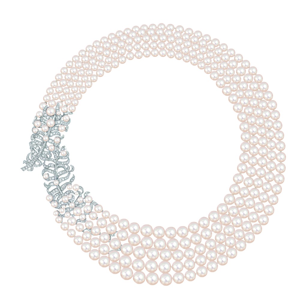 Collier « Plume Perlée de CHANEL» en or blanc 18 carats serti de 362 diamants taille brillant pour un poids total de 5 carats et 320 perles de culture du Japon de 2,8 à 9,5 mm de diamètre. 