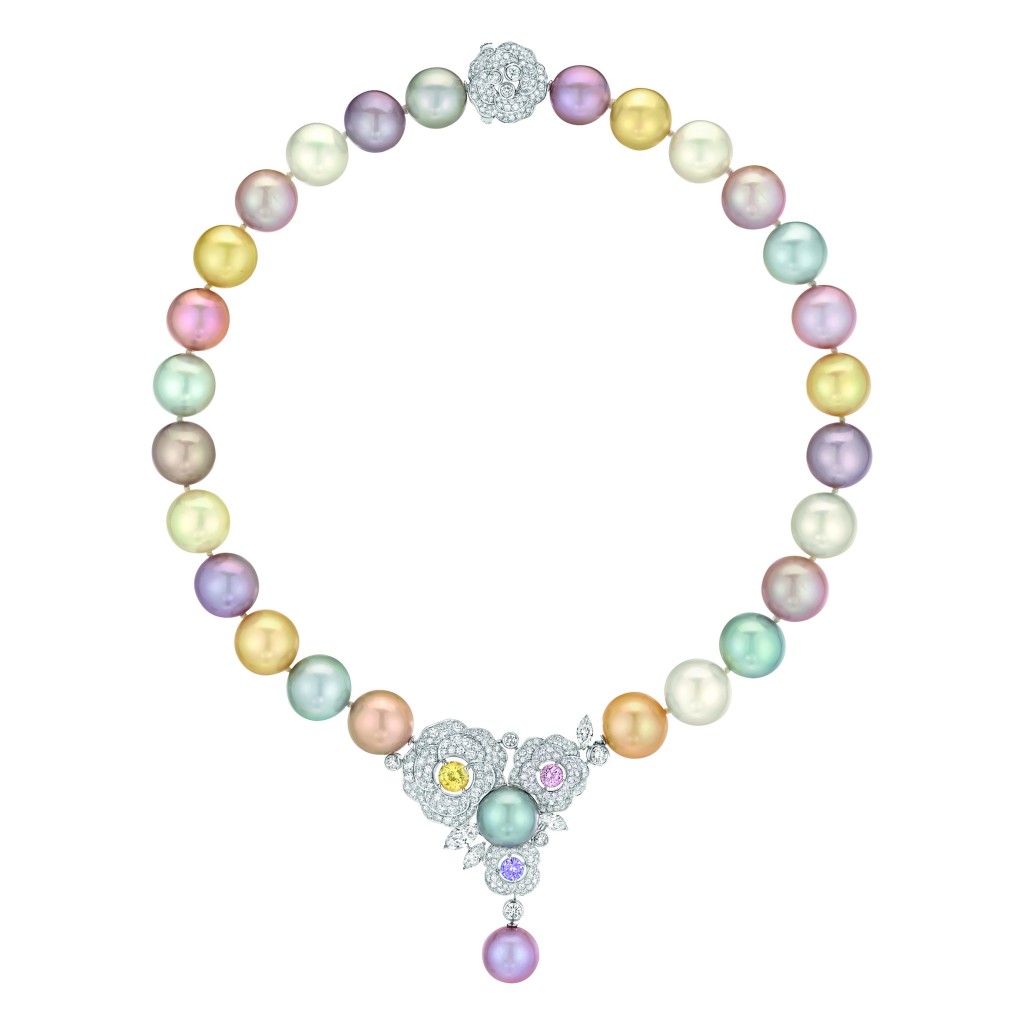 Collier « Printemps de Camélia » petit modèle en or blanc 18 carats serti de 374 diamants taille brillant pour un poids total de 5 carats, 4 diamants taille marquise pour un poids total de 1,5 carat, 3 saphirs multicolores taille brillant pour un poids total de 2,5 carats et 28 perles de culture de Tahiti, des Mers du Sud et d'eau douce de 12  à 15 mm de diamètre.