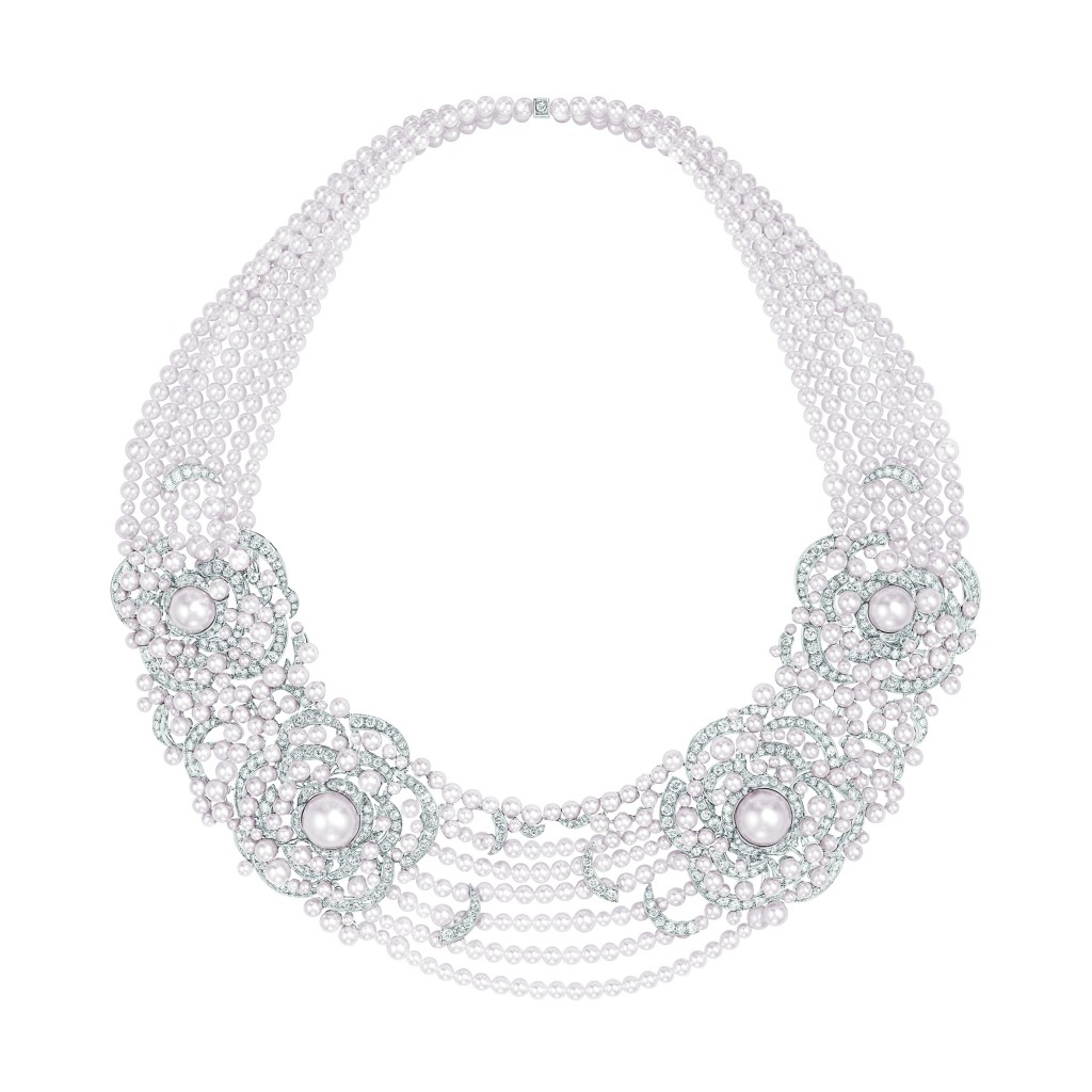 Collier « Rosée de Camélia» en or blanc 18 carats serti de 509 diamants taille brillant pour un poids total de 16,7 carats, 4 perles de culture des Mers du Sud de 10,4 à 12,5 mm de diamètre et 834 perles de culture du Japon de 2,4 à 5,7 mm de diamètre.  