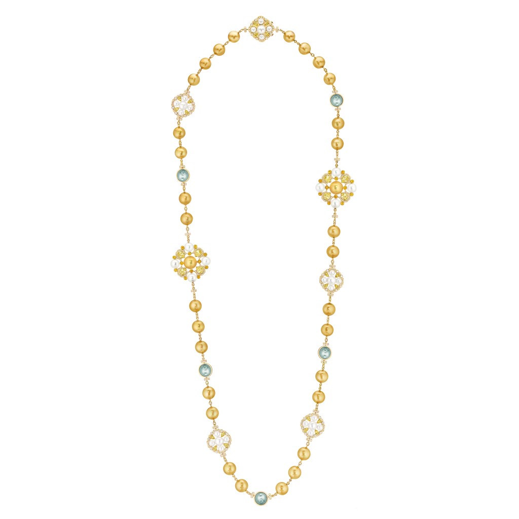 Collier «San Marco » en or jaune 18 carats serti de 736 diamants taille brillant pour un poids total de 8,7 carats, 28 saphirs jaunes taille poire pour un poids total de 17,3 carats, 40 perles de culture des Mers du Sud de 9,3 à 14 mm de diamètre, 5 perles de culture de Tahiti de 12 mm de diamètre et 25 perles de culture du Japon.