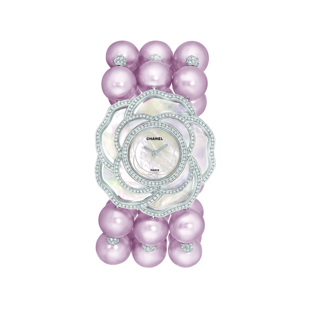 Montre « Camélia Nacré » en or blanc 18 carats serti de 563 diamants taille brillant pour un poids total de 2,9 carats,  34 perles de culture d'eau douce de 10 à 10,7 mm de diamètre et nacre sculptée. 
