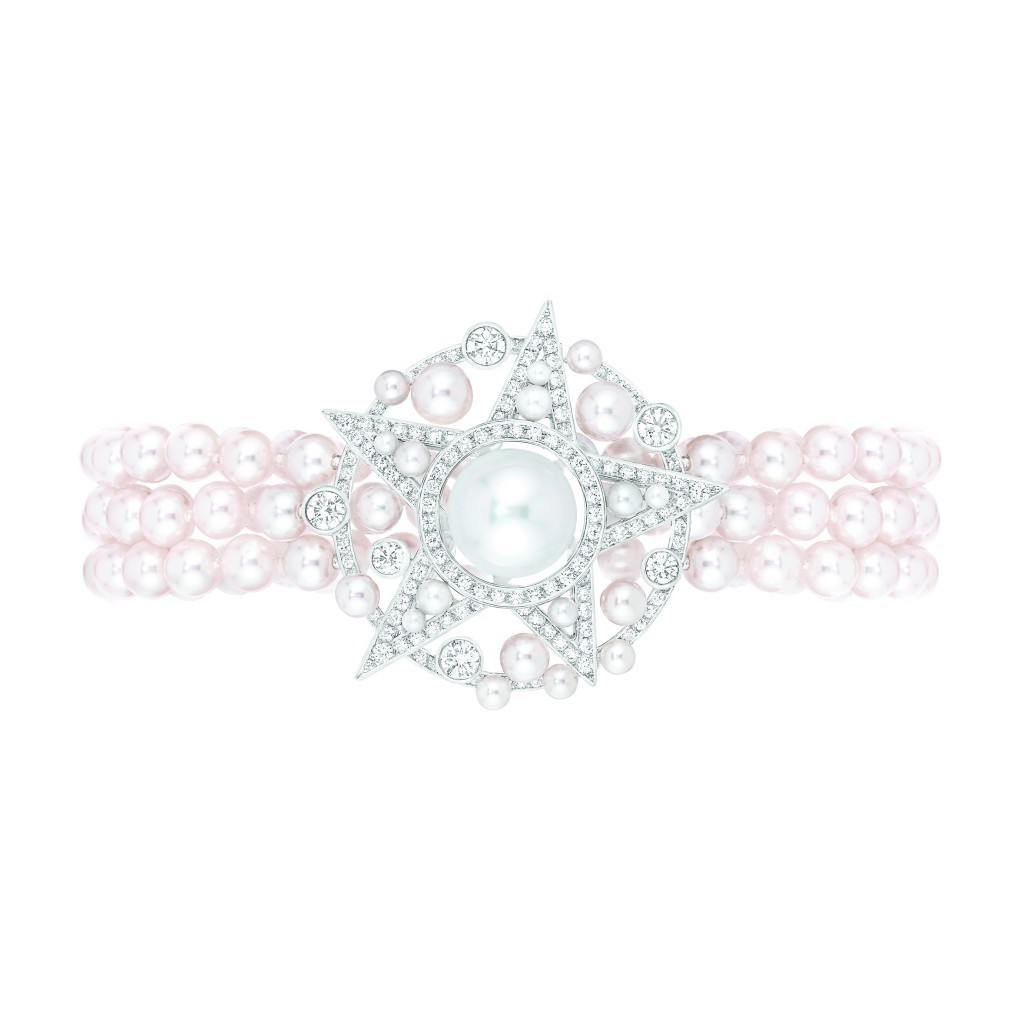 Bracelet «Comète Perlée» en or blanc 18 carats serti de 133 diamants taille brillant pour un poids total de 1,7 carat, 1 perle de culture des Mers du Sud de 10,4 mm de diamètre et 110 perles de culture du Japon. 