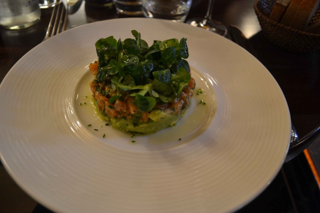 Le tartare de saumon sur son lit d'avocat