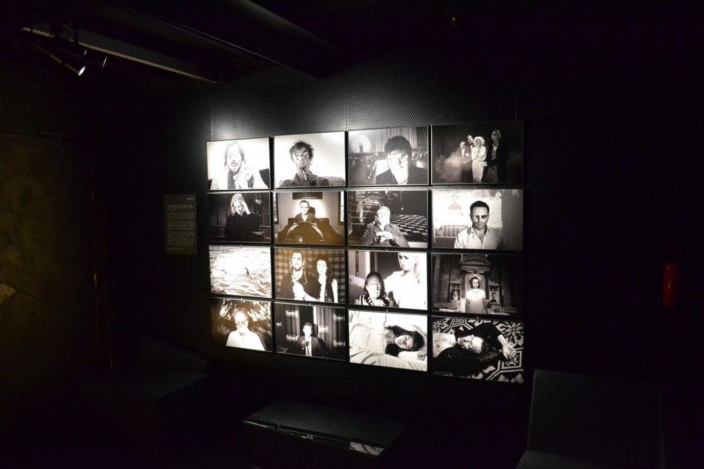 Des clichés sur un des murs du Silencio