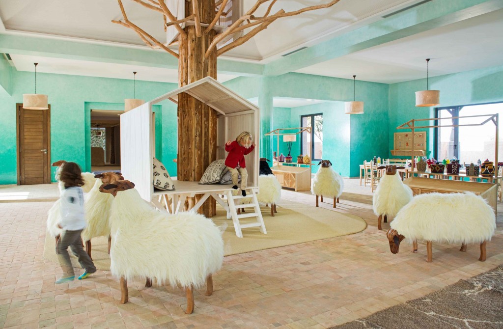 Le Club enfant, sa cabane et ses moutons, Photo by Alan Keohane www.still-images.net