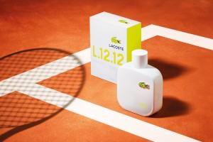 Flacon + Etui mis en scène terre battue